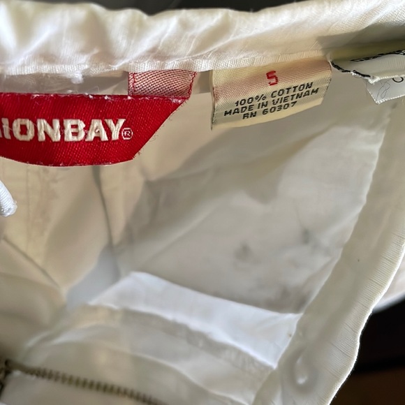 White capri pants.  Size 5.  Unionbay brand - Picture 8 of 11